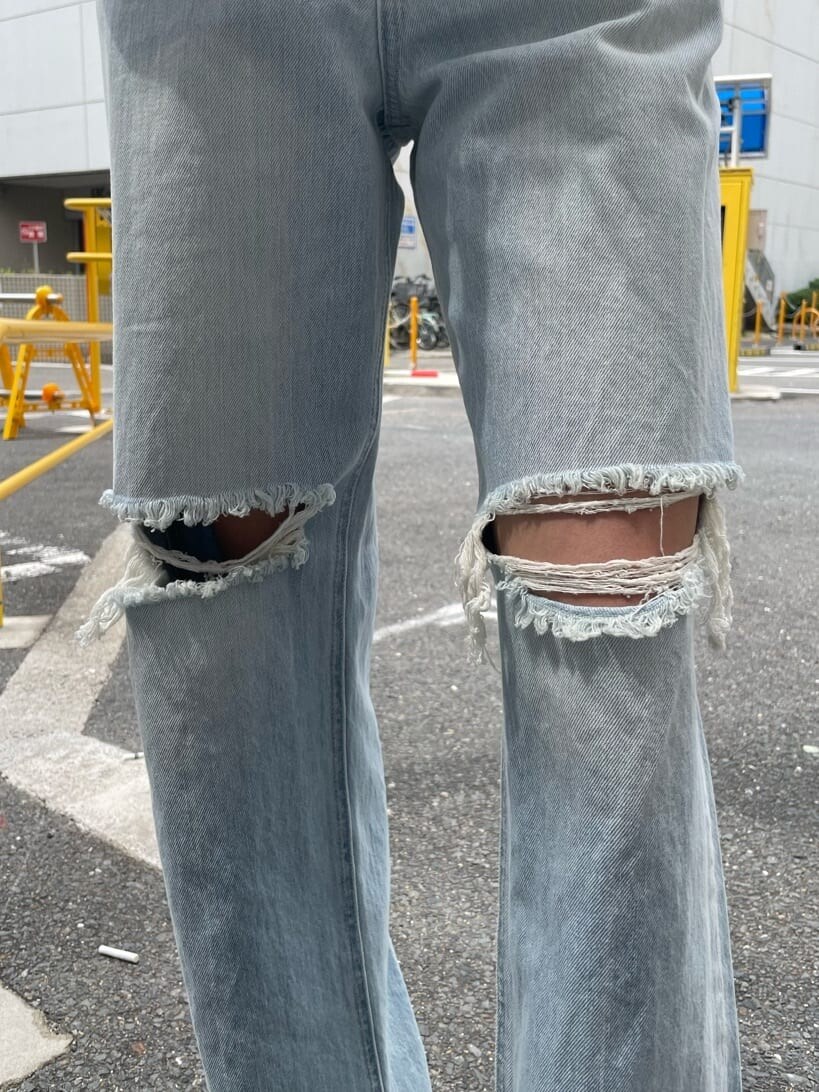 ブラック系のショルダーバッグ、ブルー系のデニムパンツ、ブラック系のTシャツ/カットソーを着用したレディースの夏コーディネートの8枚目の写真