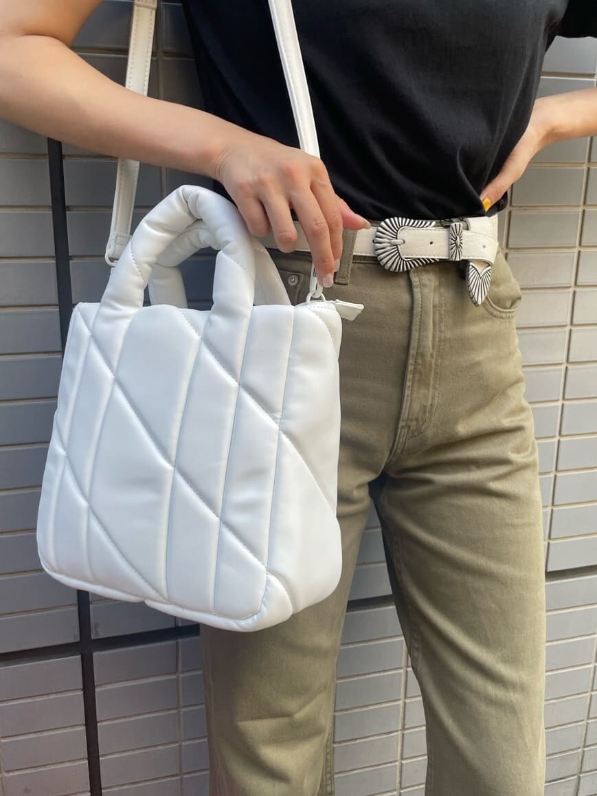 ブラック系のTシャツ/カットソー、ベージュ系のデニムパンツ、ホワイト系のベルトを着用したレディースの夏コーディネートの5枚目の写真