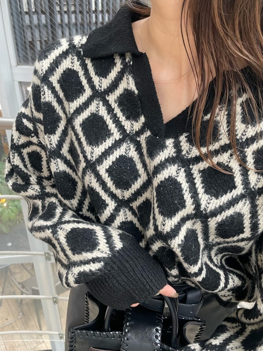 ブラック系のショルダーバッグ、ブラック系のその他パンツ、ブラック系のニット/セーターを着用したレディースの秋コーディネートの6枚目の写真