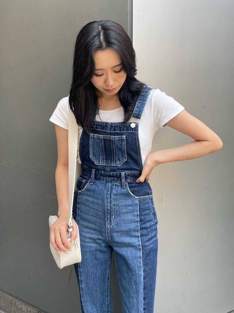 ホワイト系のTシャツ/カットソー、ホワイト系のショルダーバッグ、ブルー系のサロペット/オーバーオールを着用したレディースの夏コーディネートの3枚目の写真