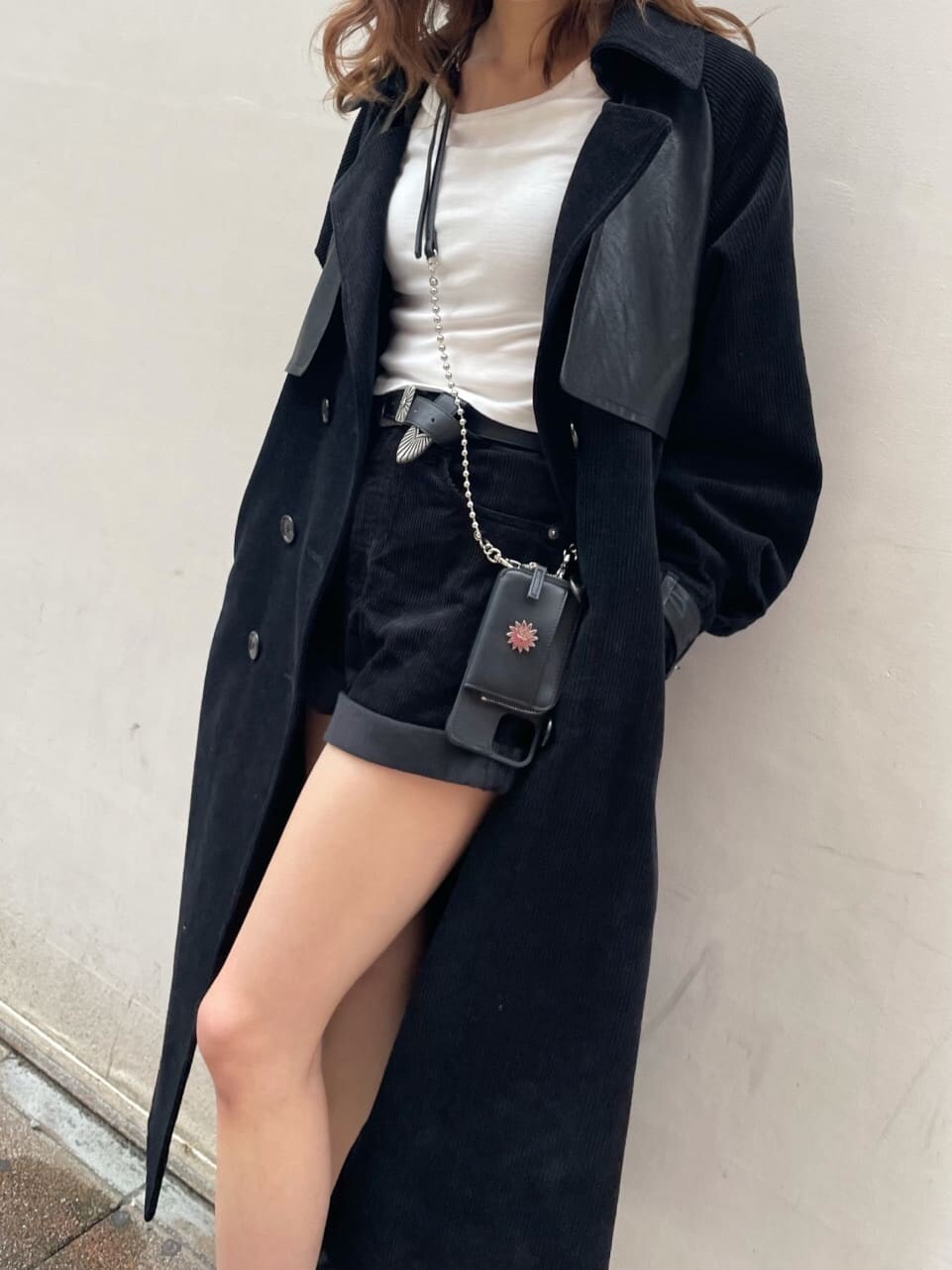 ホワイト系のTシャツ/カットソー、ブラック系のその他パンツ、ブラック系のトレンチコートを着用したレディースの秋コーディネートの3枚目の写真