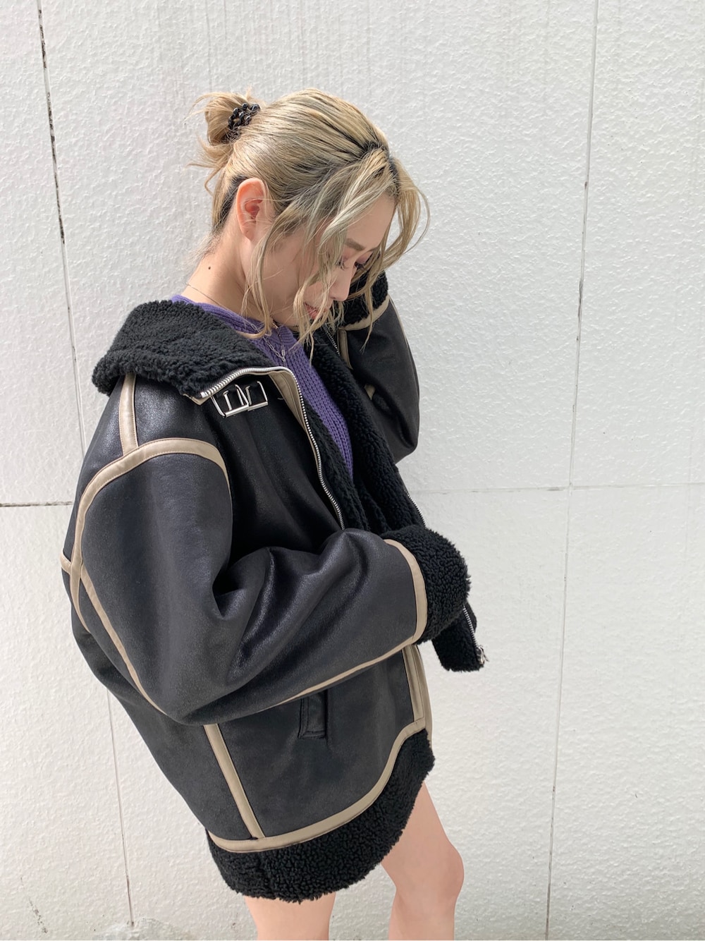 パープル系のニット/セーターを着用したレディースの秋コーディネートの3枚目の写真