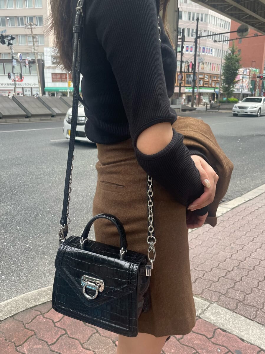 ブラック系のブーツ、ブラック系のTシャツ/カットソー、ブラウン系のテーラードジャケットを着用したレディースの秋コーディネートの6枚目の写真