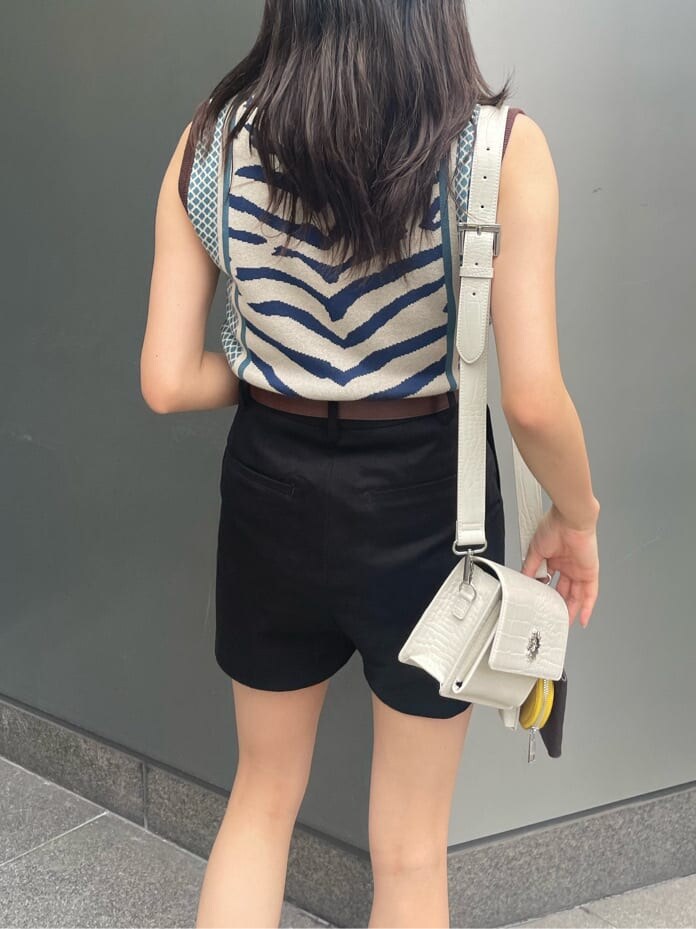 ブルー系のニット/セーター、ブラック系のブーツ、ブラック系のその他パンツを着用したレディースの夏コーディネートの4枚目の写真