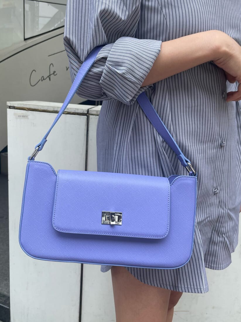 ブラック系のブーツ、ブラック系のワンピース、パープル系のショルダーバッグを着用したレディースの春コーディネートの8枚目の写真