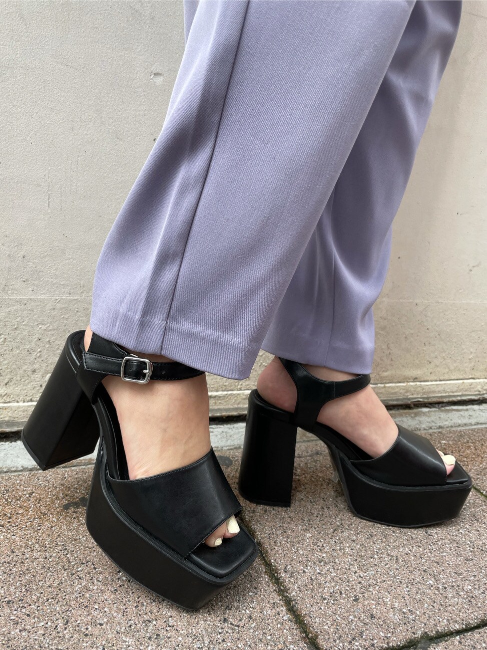 パープル系のその他パンツ、ブラック系のショルダーバッグ、ブラック系のサンダルを着用したレディースの春コーディネートの6枚目の写真