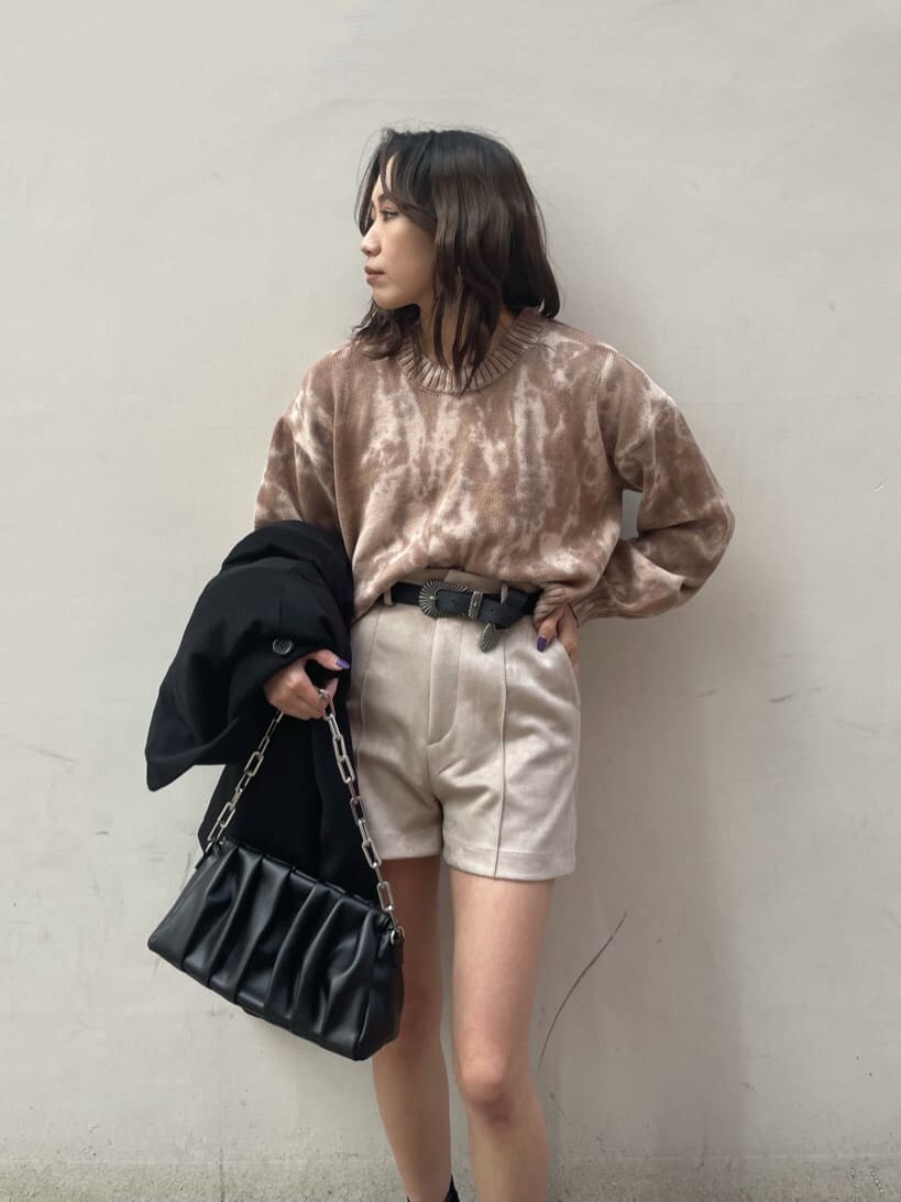 ブラック系のその他アウター、ブラック系のショルダーバッグ、ベージュ系のニット/セーターを着用したレディースの冬コーディネートの6枚目の写真