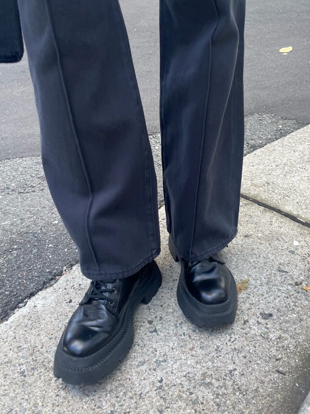 ホワイト系のダウンジャケット/コート、ブラック系のTシャツ/カットソー、ブラック系のショルダーバッグを着用したレディースの秋コーディネートの9枚目の写真