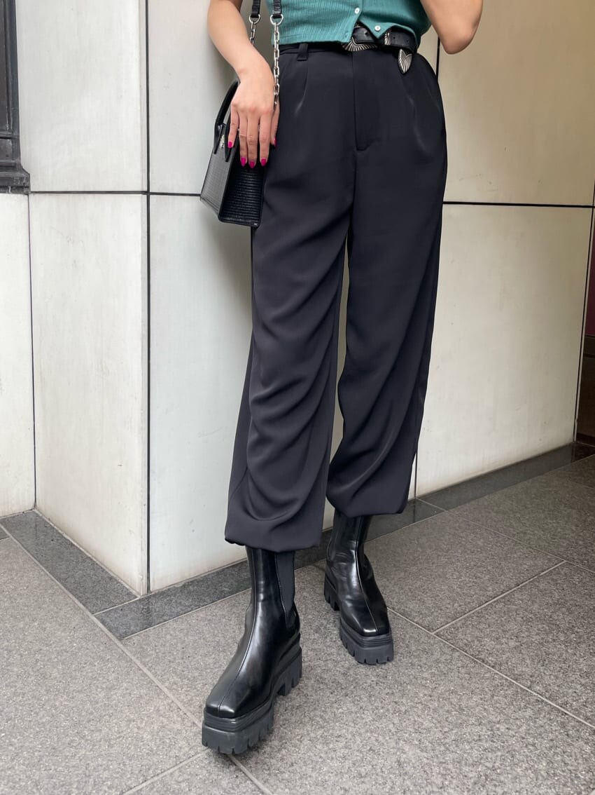 ブラック系のその他パンツ、グリーン系のTシャツ/カットソー、ブラック系のブーツを着用したレディースの春コーディネートの7枚目の写真