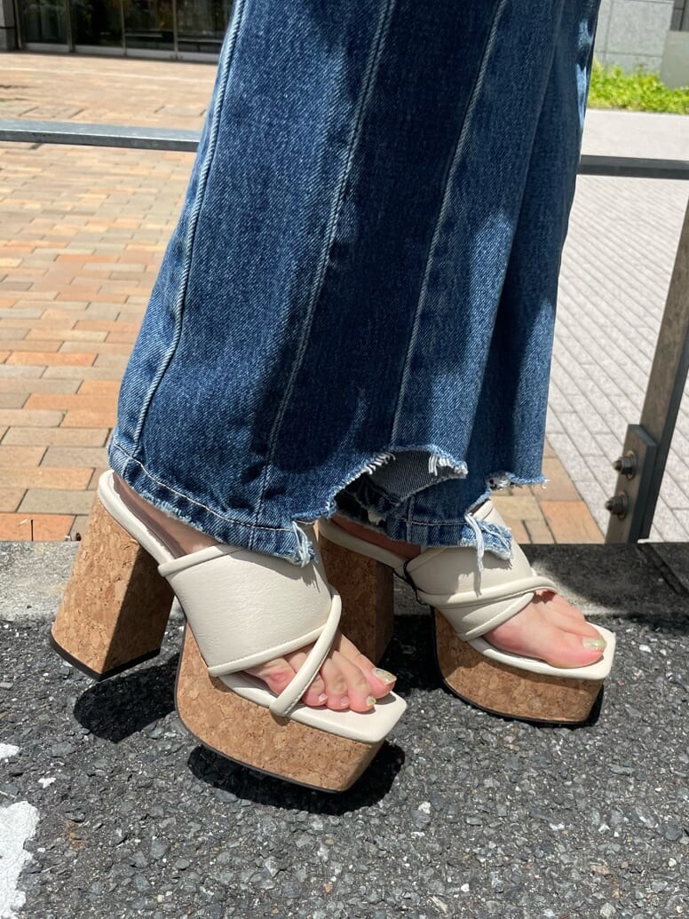 ブルー系のサロペット/オーバーオール、ホワイト系のサンダル、グリーン系のTシャツ/カットソーを着用したレディースの夏コーディネートの9枚目の写真