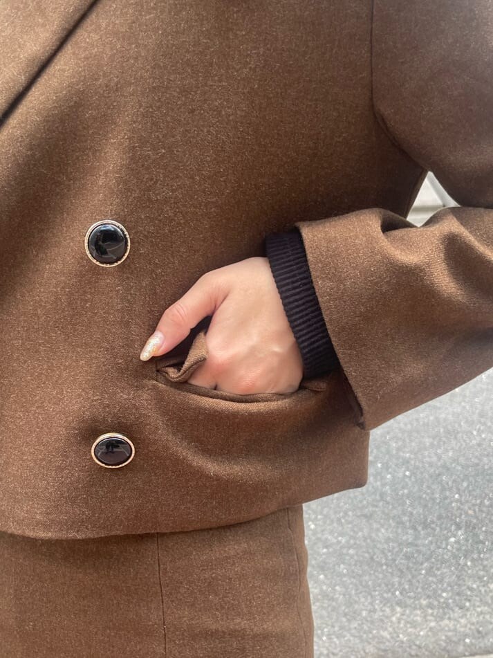 ブラック系のブーツ、ブラック系のTシャツ/カットソー、ブラウン系のテーラードジャケットを着用したレディースの秋コーディネートの7枚目の写真