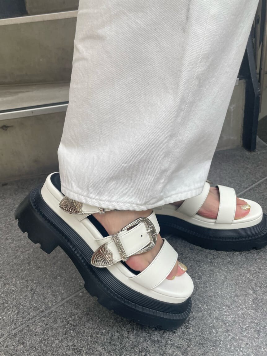 グリーン系のTシャツ/カットソー、ホワイト系のショルダーバッグ、ホワイト系のデニムパンツを着用したレディースの春コーディネートの8枚目の写真