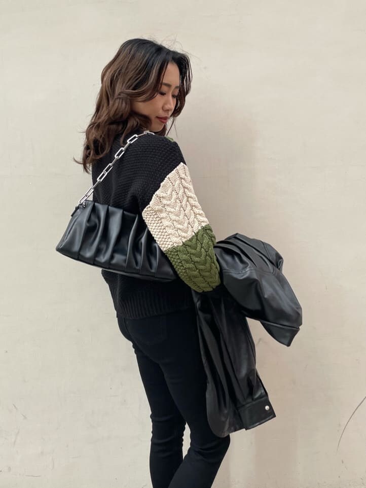 ブラック系のテーラードジャケット、ブラック系のショルダーバッグ、ブラック系のブーツを着用したレディースの冬コーディネートの7枚目の写真