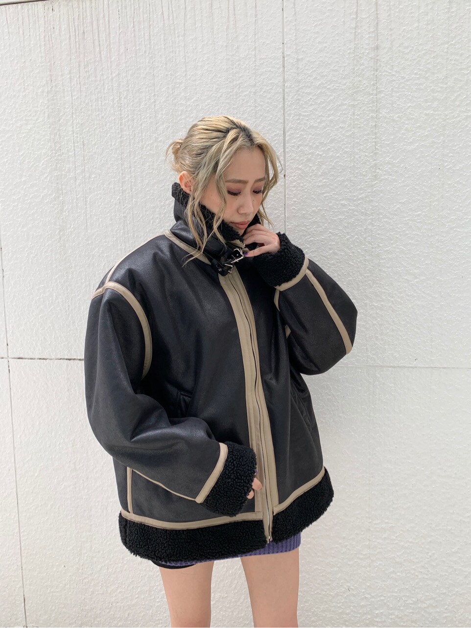 パープル系のニット/セーターを着用したレディースの秋コーディネートの4枚目の写真