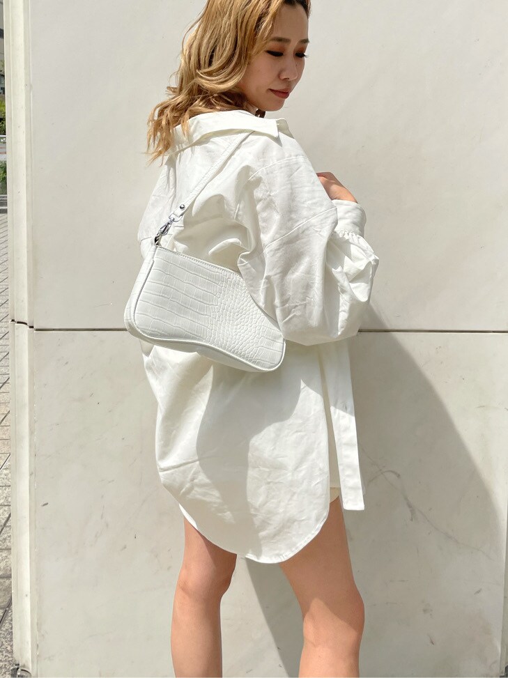 ホワイト系のシャツ/ブラウス、ブラック系のサンダル、シルバー系のネックレスを着用したレディースの春コーディネートの6枚目の写真