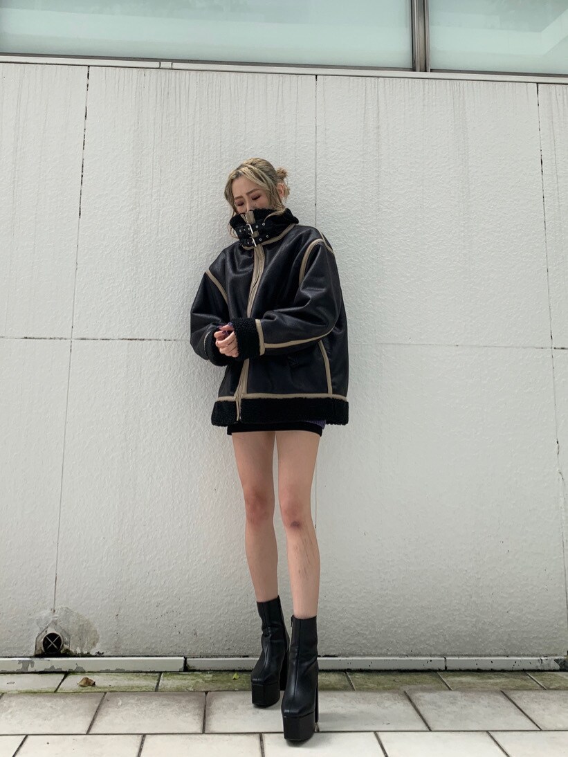 パープル系のニット/セーターを着用したレディースの秋コーディネートの5枚目の写真