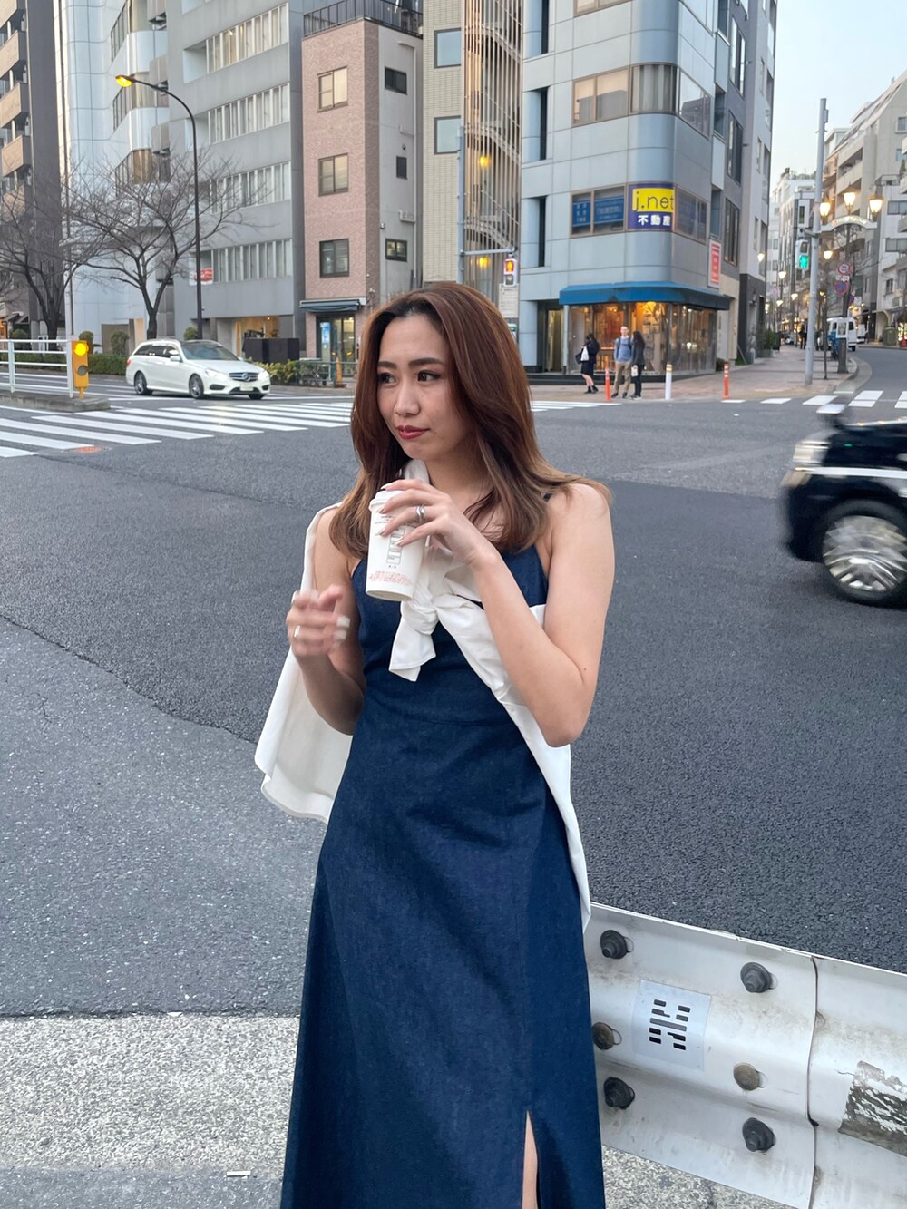 ホワイト系のシャツ/ブラウス、ブルー系のワンピース、ホワイト系のブーツを着用したレディースの春コーディネートの5枚目の写真