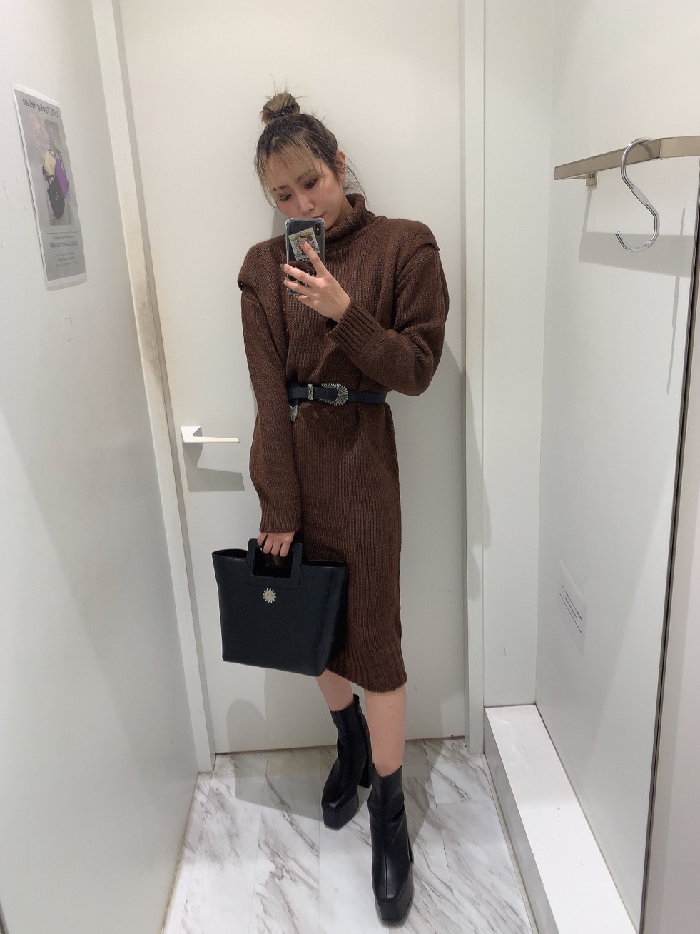 ブラウン系のワンピース、ブラック系のベルトを着用したレディースの冬コーディネートの4枚目の写真