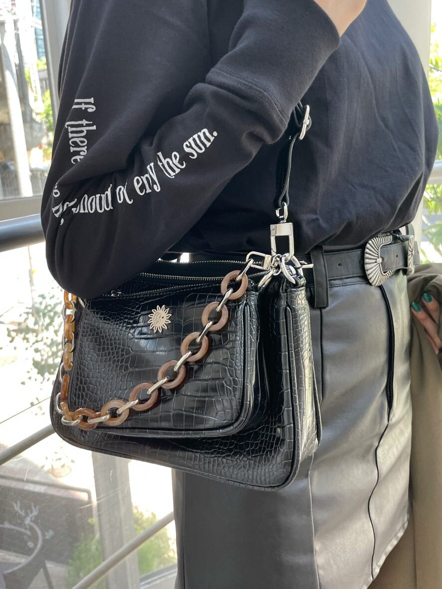 ベージュ系のテーラードジャケット、ブラック系のスカート、ブラック系のショルダーバッグを着用したレディースの秋コーディネートの6枚目の写真