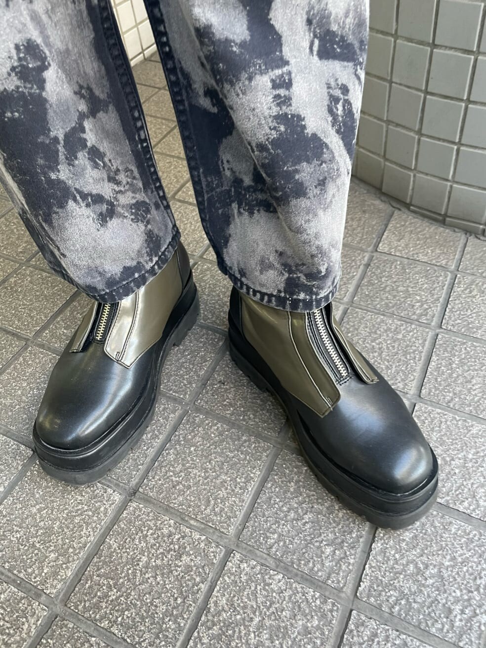 ブラック系のテーラードジャケット、ベージュ系のブーツ、ブラック系のデニムパンツを着用したレディースの春コーディネートの10枚目の写真