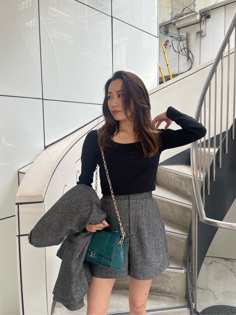 ブラック系のブーツ、ブラック系のテーラードジャケット、ブラック系のその他パンツを着用したレディースの秋コーディネートの5枚目の写真