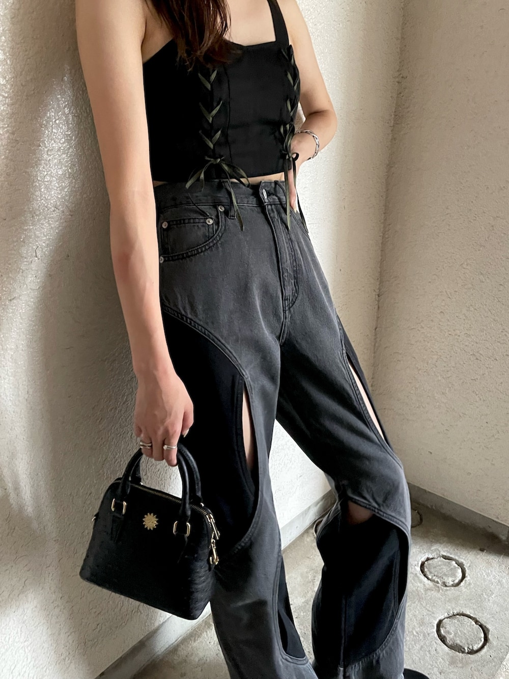 ブラック系のキャミソール、ブラック系のデニムパンツを着用したレディースの夏コーディネートの4枚目の写真