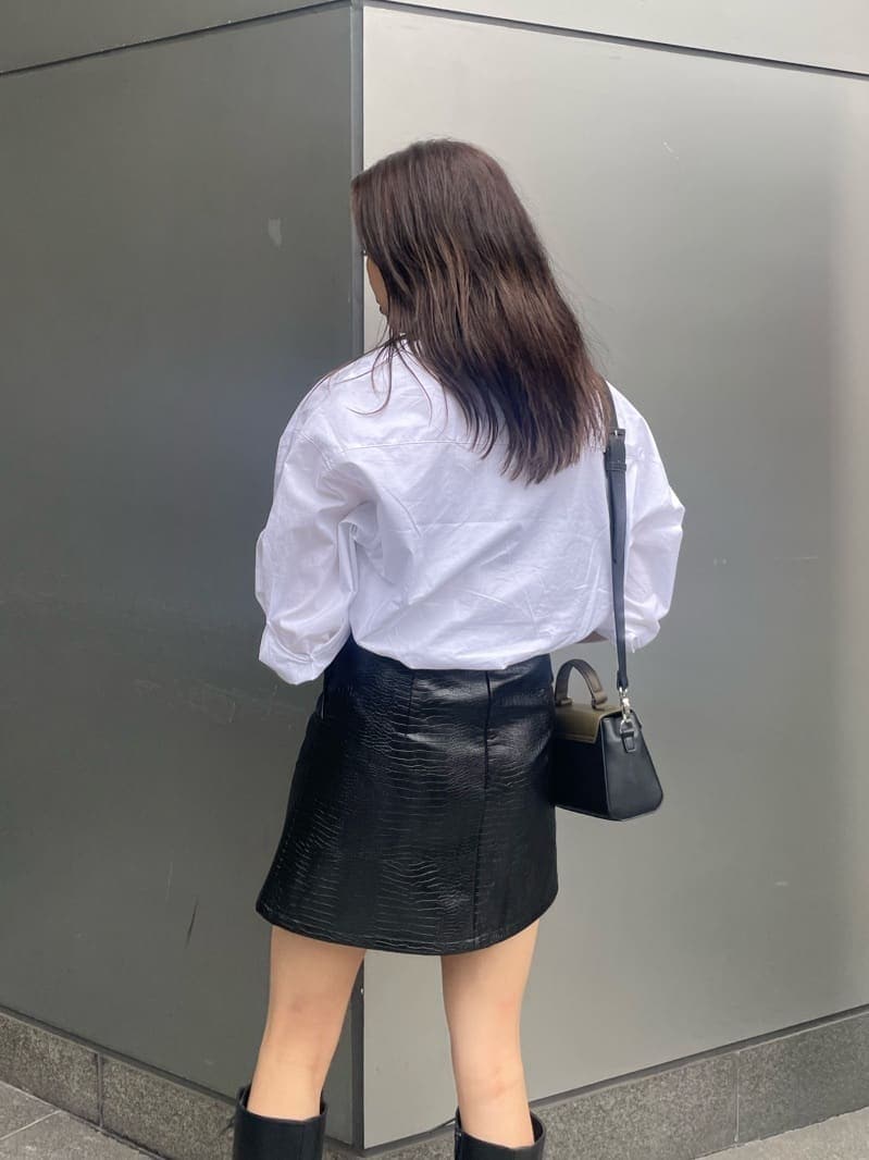 ブラック系のブーツ、ホワイト系のシャツ/ブラウス、ブラック系のスカートを着用したレディースの夏コーディネートの4枚目の写真