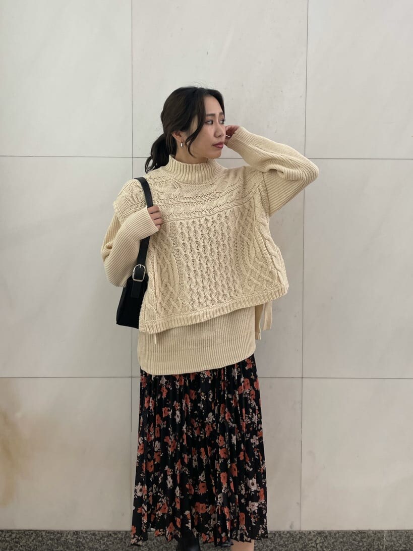 ブラック系のショルダーバッグ、ホワイト系のニット/セーター、ブラック系のスカートを着用したレディースの秋コーディネートの7枚目の写真