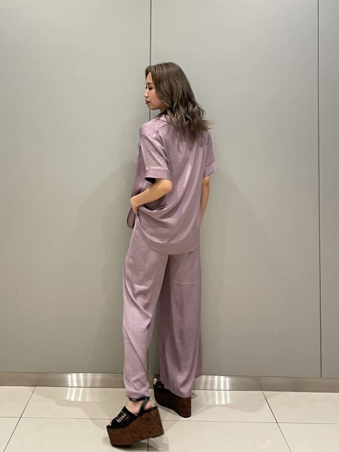 パープル系のシャツ/ブラウス、ブラック系のサンダル、パープル系のその他パンツを着用したレディースの夏コーディネートの3枚目の写真