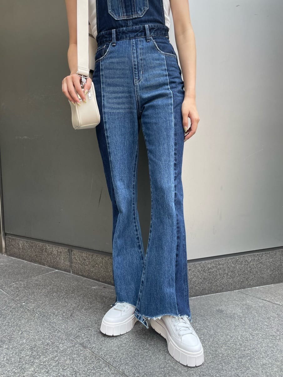 ホワイト系のTシャツ/カットソー、ホワイト系のショルダーバッグ、ブルー系のサロペット/オーバーオールを着用したレディースの夏コーディネートの7枚目の写真