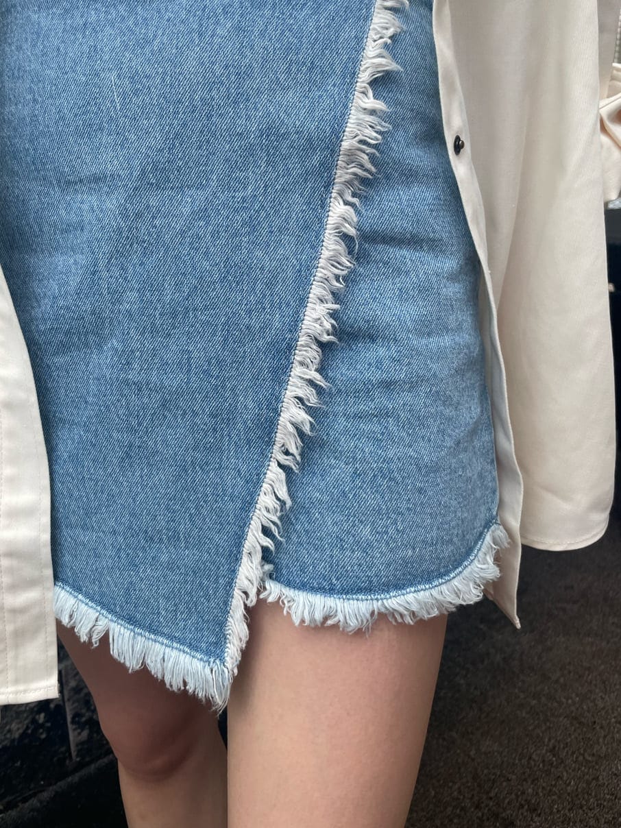 ホワイト系のシャツ/ブラウス、ホワイト系のTシャツ/カットソー、ブルー系のデニムスカートを着用したレディースの夏コーディネートの8枚目の写真