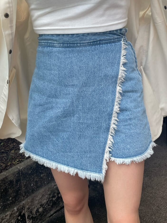 ホワイト系のシャツ/ブラウス、ホワイト系のTシャツ/カットソー、ブルー系のデニムスカートを着用したレディースの夏コーディネートの5枚目の写真