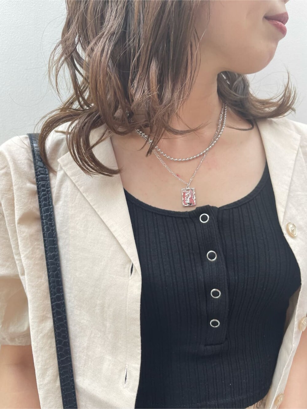 ブラック系のサンダル、ホワイト系のその他パンツ、ホワイト系のシャツ/ブラウスを着用したレディースの秋コーディネートの7枚目の写真