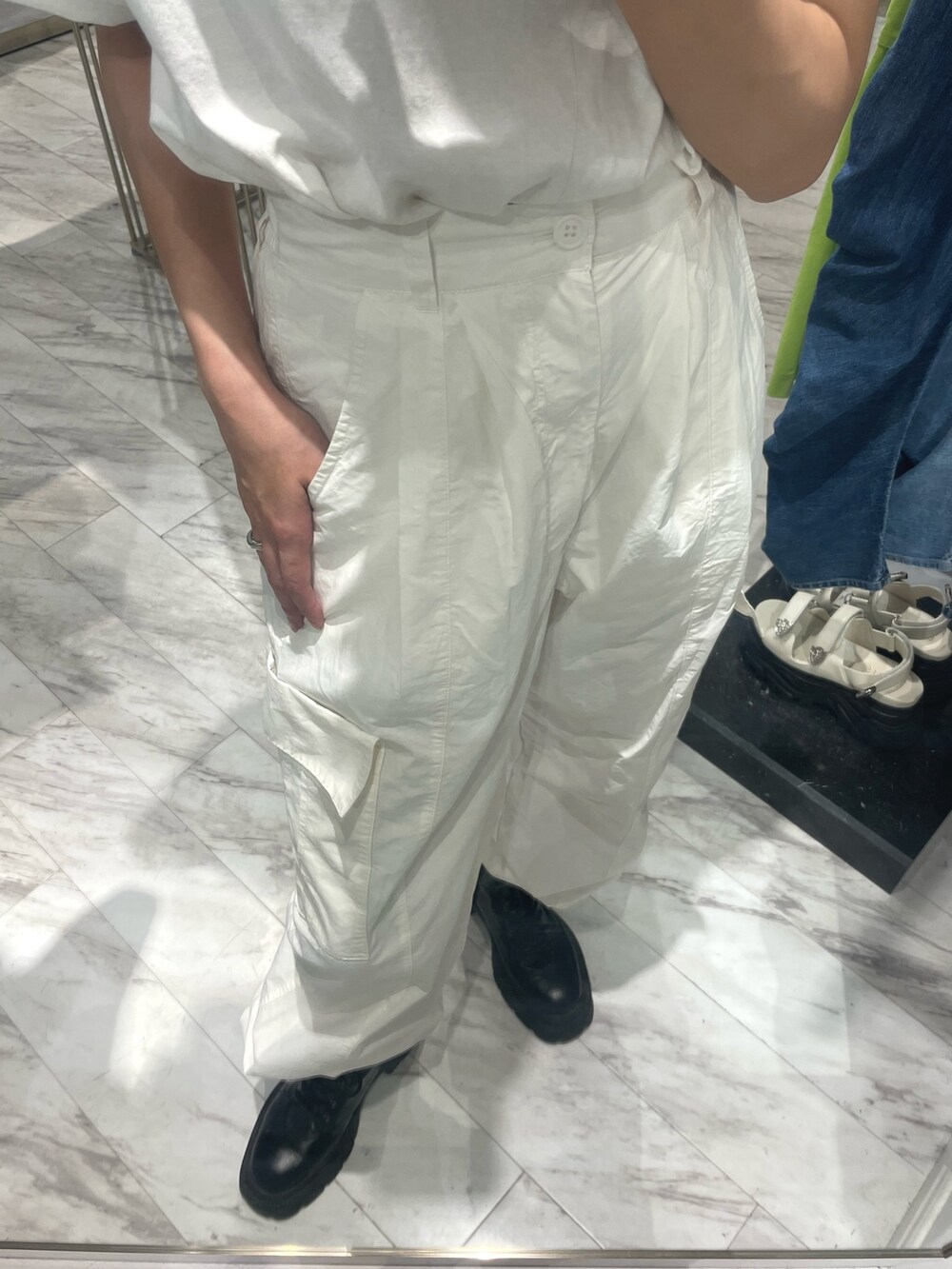 ホワイト系のカーゴパンツ、ホワイト系のTシャツ/カットソー、ブラック系のブーツを着用したレディースの春コーディネートの6枚目の写真