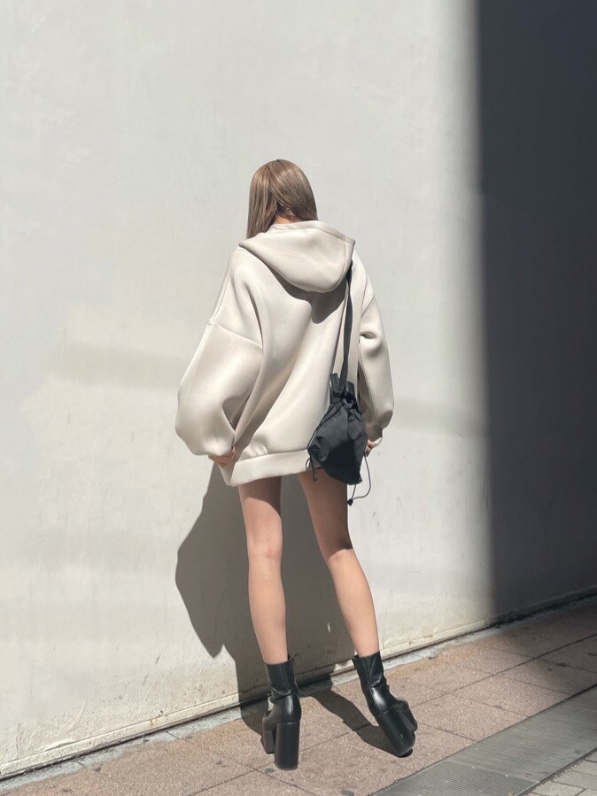 ブラック系のスカート、ブラック系のポーチを着用したレディースの春コーディネートの2枚目の写真