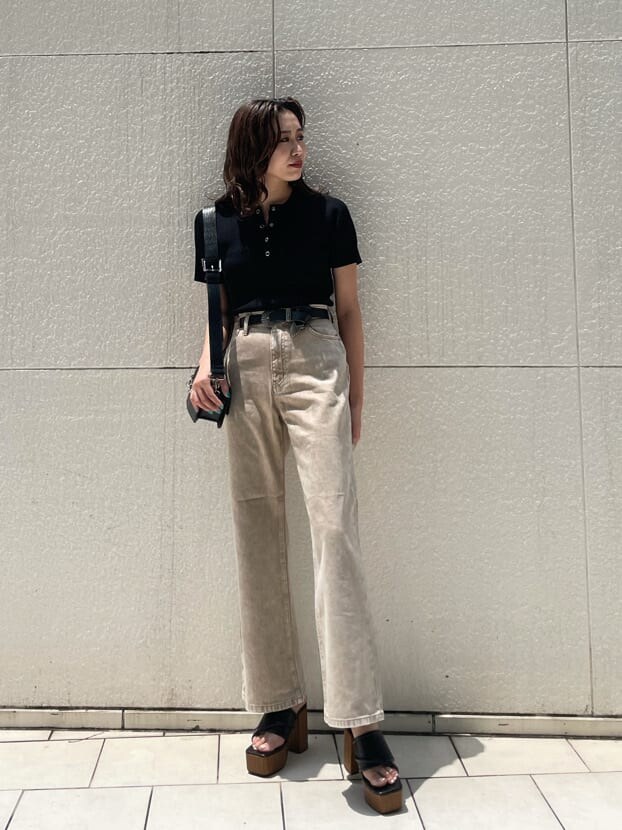 ブラック系のサンダル、ベージュ系のデニムパンツ、ブラック系のニット/セーターを着用したレディースの夏コーディネートの2枚目の写真