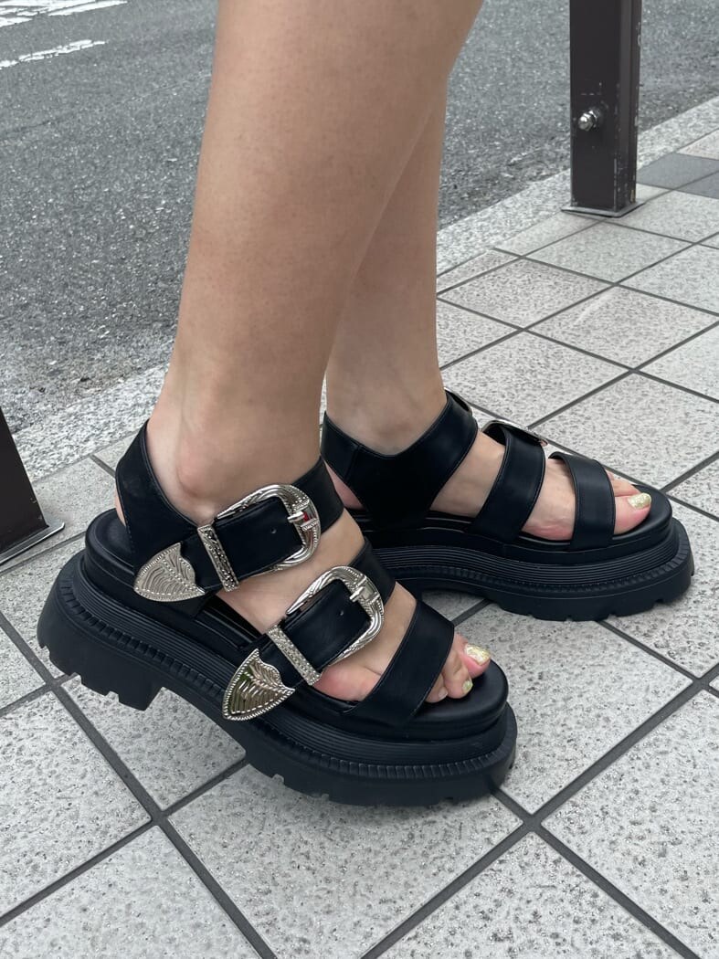 ブルー系のシャツ/ブラウス、ベージュ系のその他パンツ、ブラック系のショルダーバッグを着用したレディースの春コーディネートの9枚目の写真