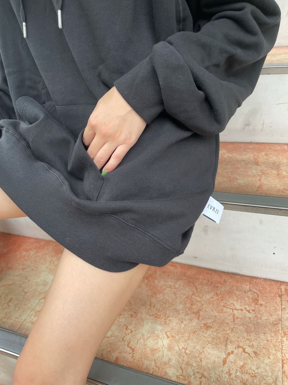 その他のブーツ、ブラック系のパーカーを着用したレディースの夏コーディネートの5枚目の写真