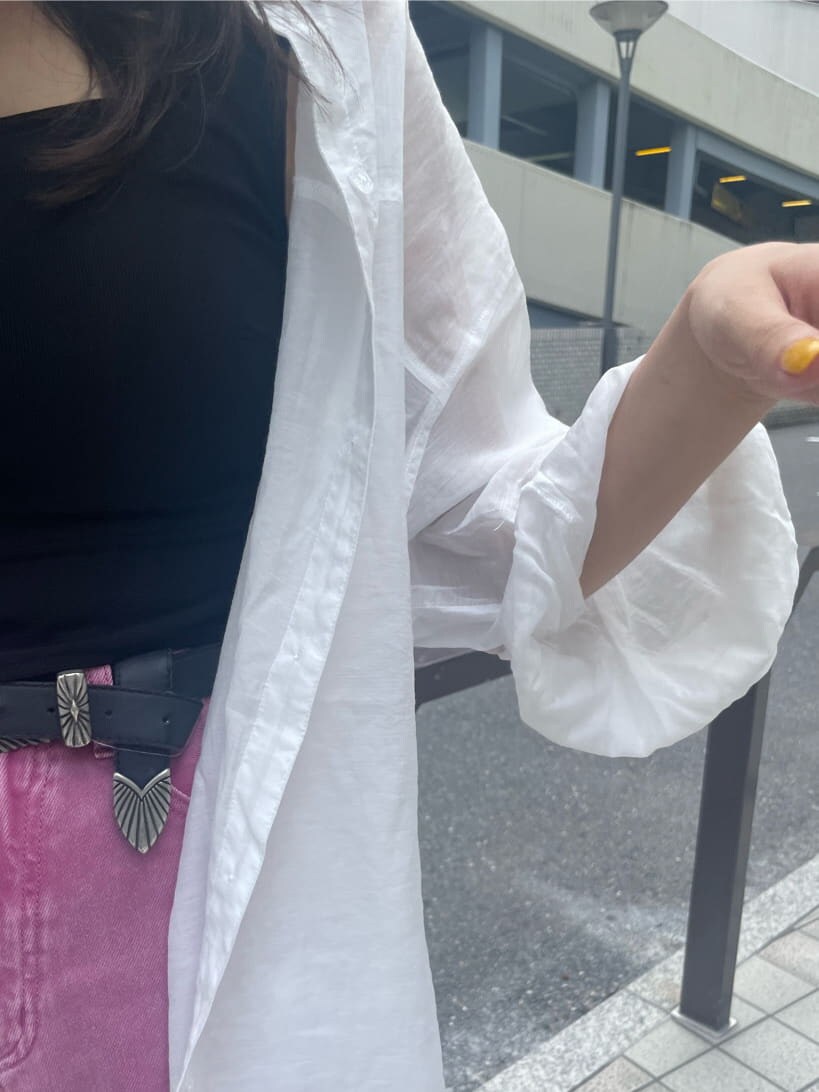 ブラック系のTシャツ/カットソー、ピンク系のデニムパンツ、ホワイト系のシャツ/ブラウスを着用したレディースの夏コーディネートの8枚目の写真