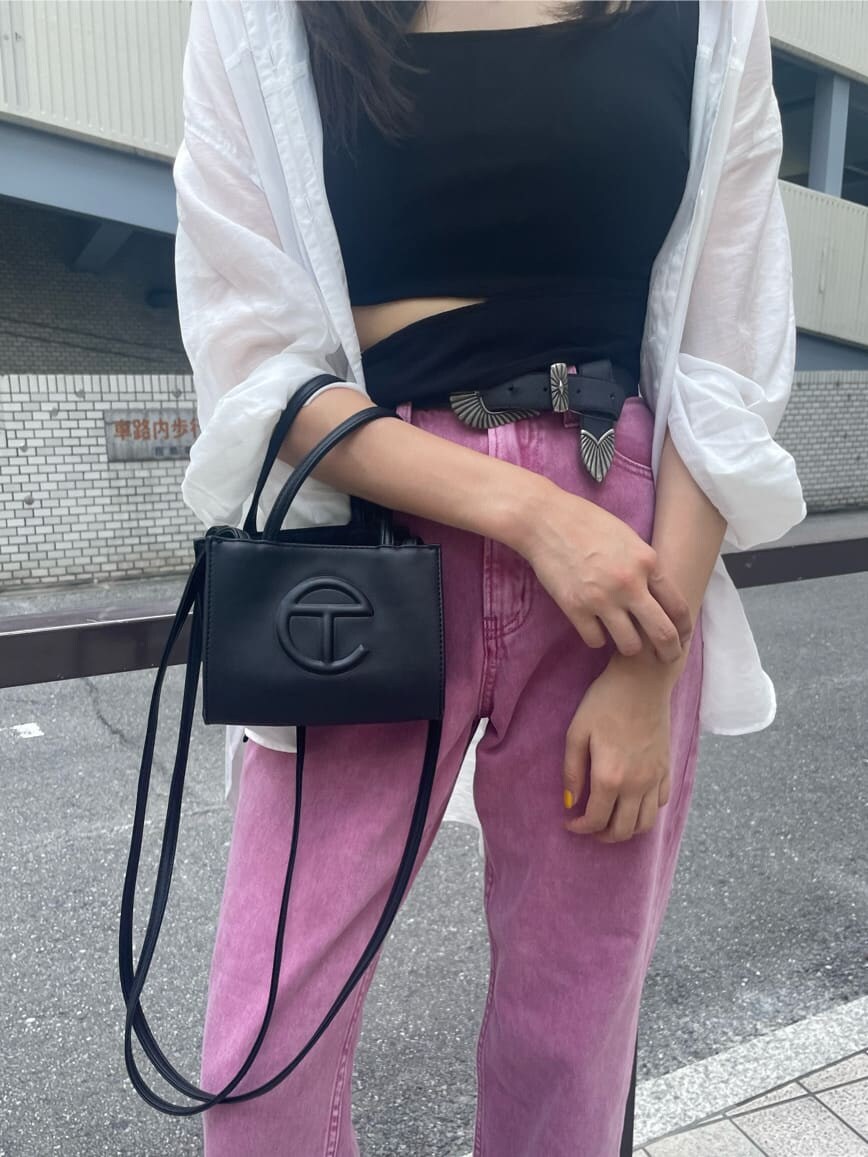 ブラック系のTシャツ/カットソー、ピンク系のデニムパンツ、ホワイト系のシャツ/ブラウスを着用したレディースの夏コーディネートの6枚目の写真