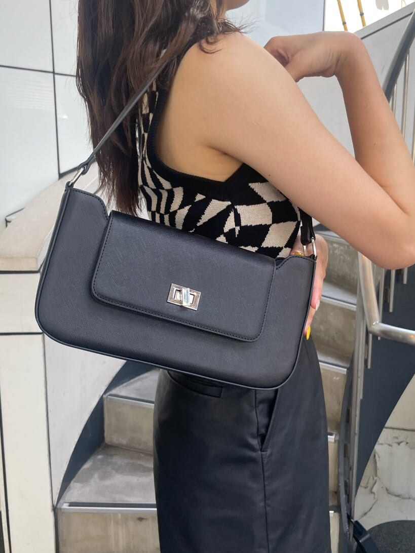 「EVRIS、バッグ、エヴリス、ショート丈、クロップド丈、ミニバッグ、ショートパンツ、秋先取りコーデ、インソール、ロングブーツ、162センチ、ショルダーバッグ、ニット、スクエアトゥ、162cm」｜「EVRISのレザーライクタックショートパンツ（その他パンツ、ブラック系）」を使った、AKARIさん（レディース・162cm）の夏コーディネートの6枚目の写真