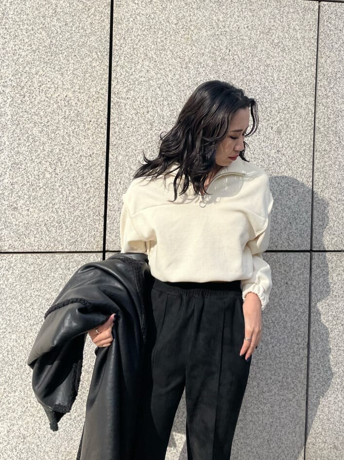 ブラック系のブーツ、ホワイト系のスウェット、ブラック系のその他アウターを着用したレディースの冬コーディネートの5枚目の写真