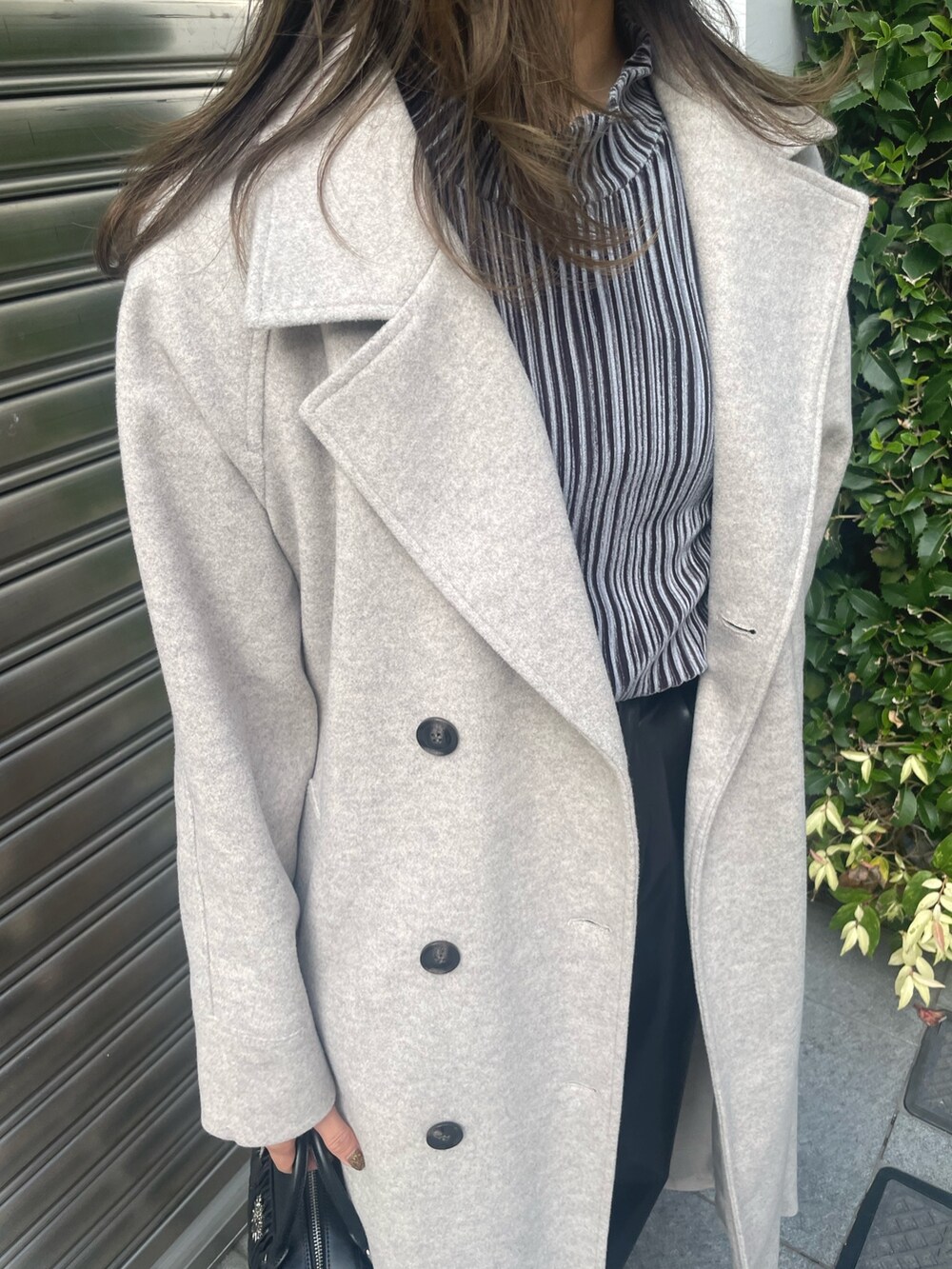 グレー系のTシャツ/カットソー、ホワイト系のショルダーバッグ、ホワイト系のその他アウターを着用したレディースの秋コーディネートの5枚目の写真