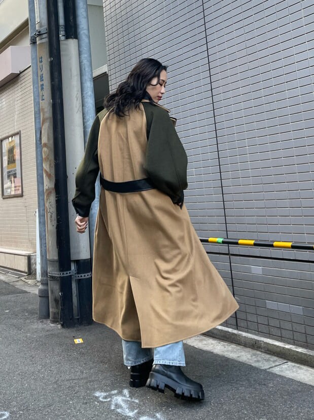 ブルー系のデニムパンツ、ブラック系のブーツ、ホワイト系のニット/セーターを着用したレディースの冬コーディネートの8枚目の写真