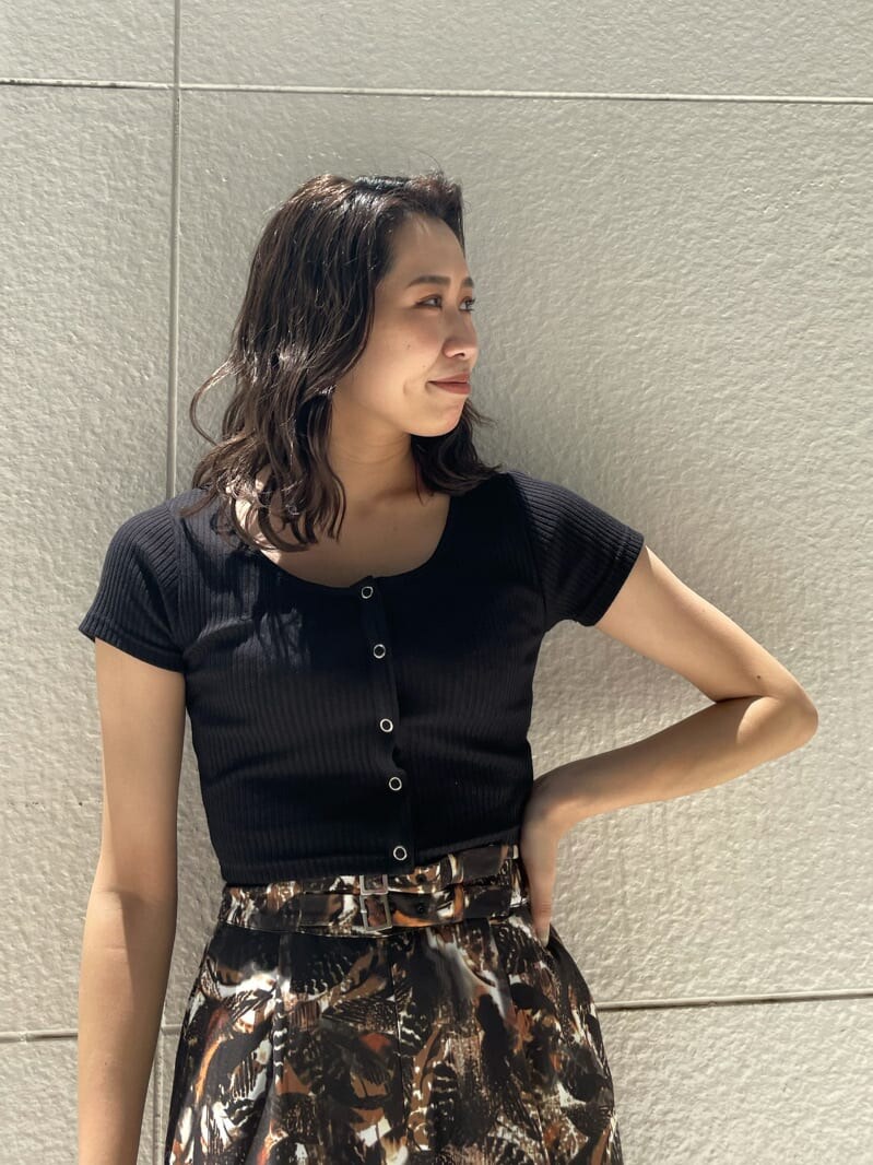 その他のその他パンツ、ブラック系のサンダルを着用したレディースの夏コーディネートの3枚目の写真