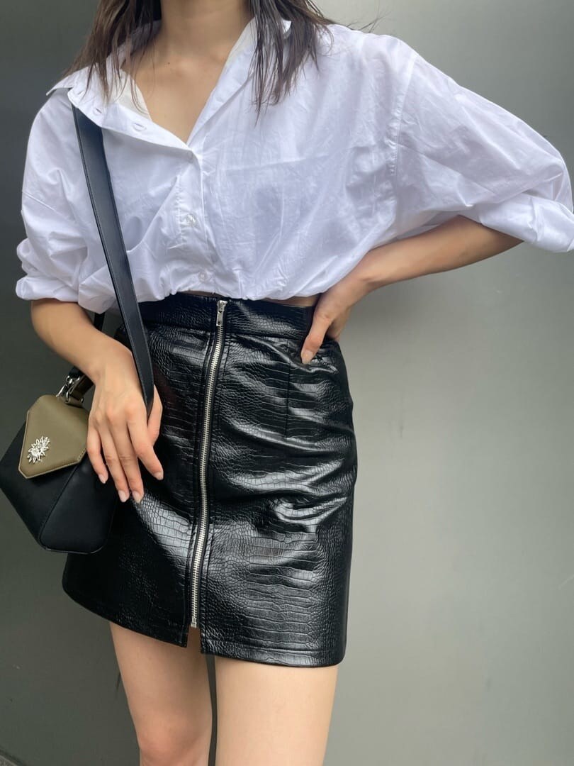 ブラック系のブーツ、ホワイト系のシャツ/ブラウス、ブラック系のスカートを着用したレディースの夏コーディネートの5枚目の写真