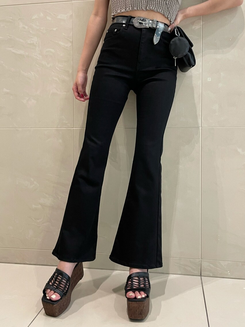 ベージュ系のシャツ/ブラウス、ブラック系のサンダル、ブラック系のデニムパンツを着用したレディースの春コーディネートの8枚目の写真