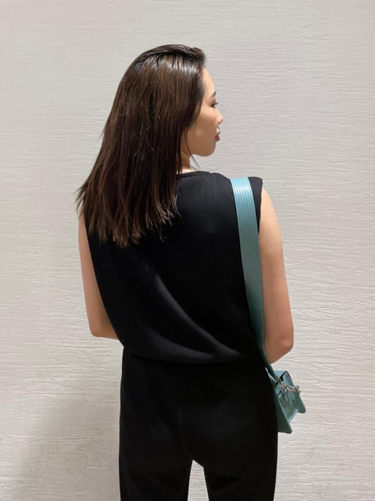 ブラック系のサンダル、ブラック系のスラックス、ブラック系のTシャツ/カットソーを着用したレディースの夏コーディネートの4枚目の写真