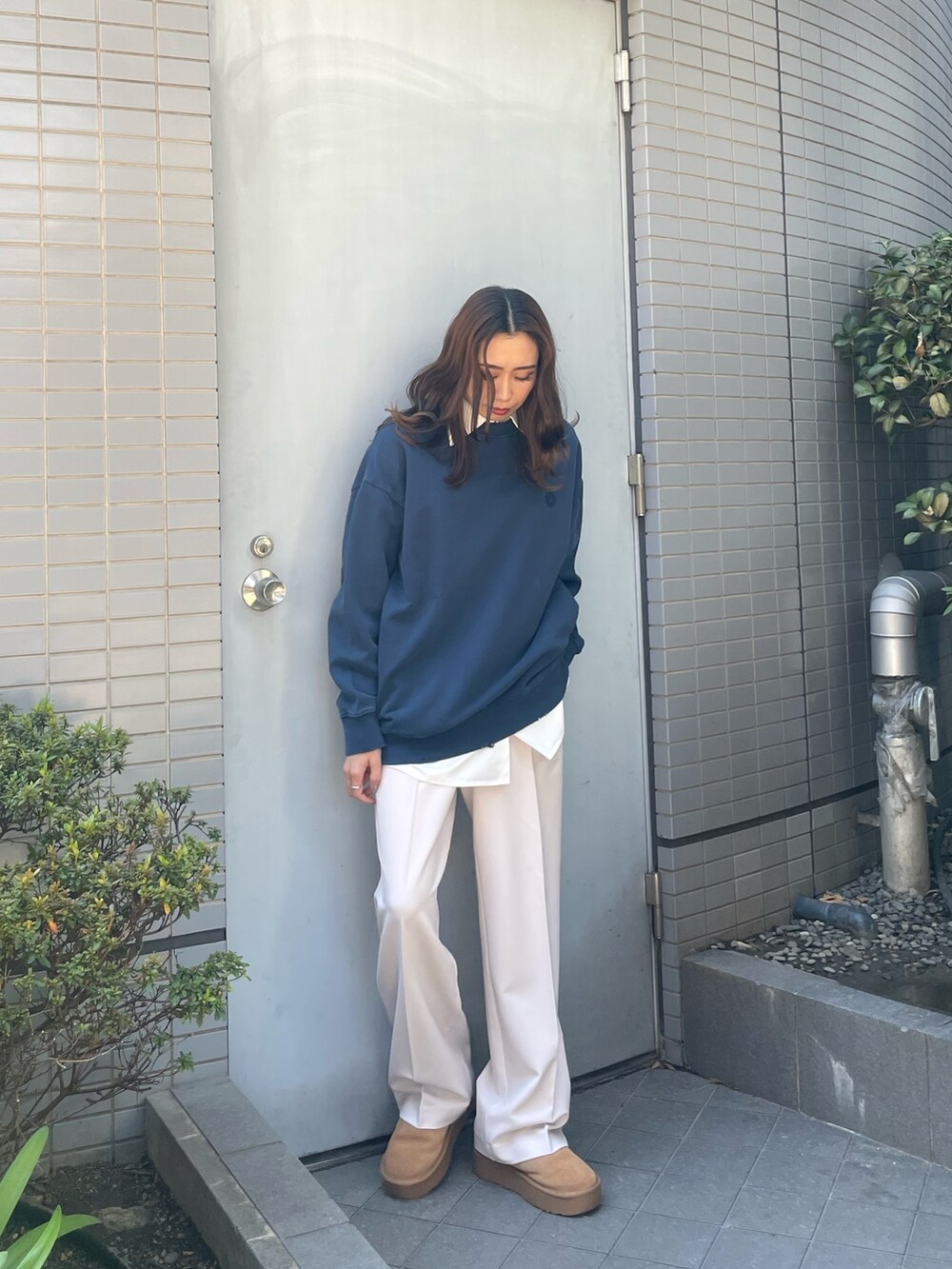 ブルー系のスウェット、ホワイト系のシャツ/ブラウス、ホワイト系のその他パンツを着用したレディースの冬コーディネートの2枚目の写真