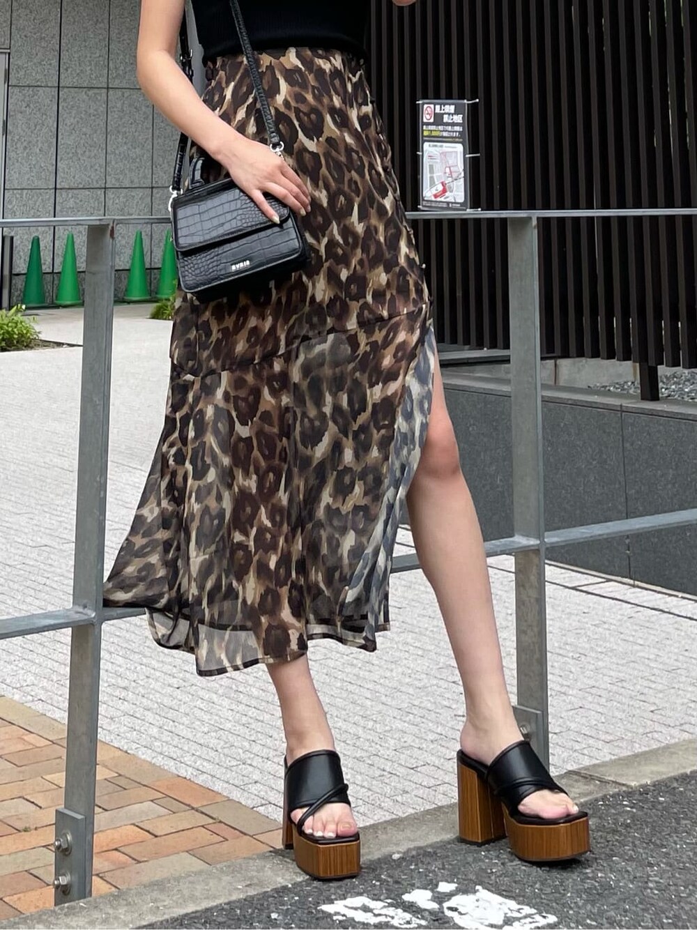 ブラック系のタンクトップ、その他のスカート、ブラック系のサンダルを着用したレディースの夏コーディネートの5枚目の写真